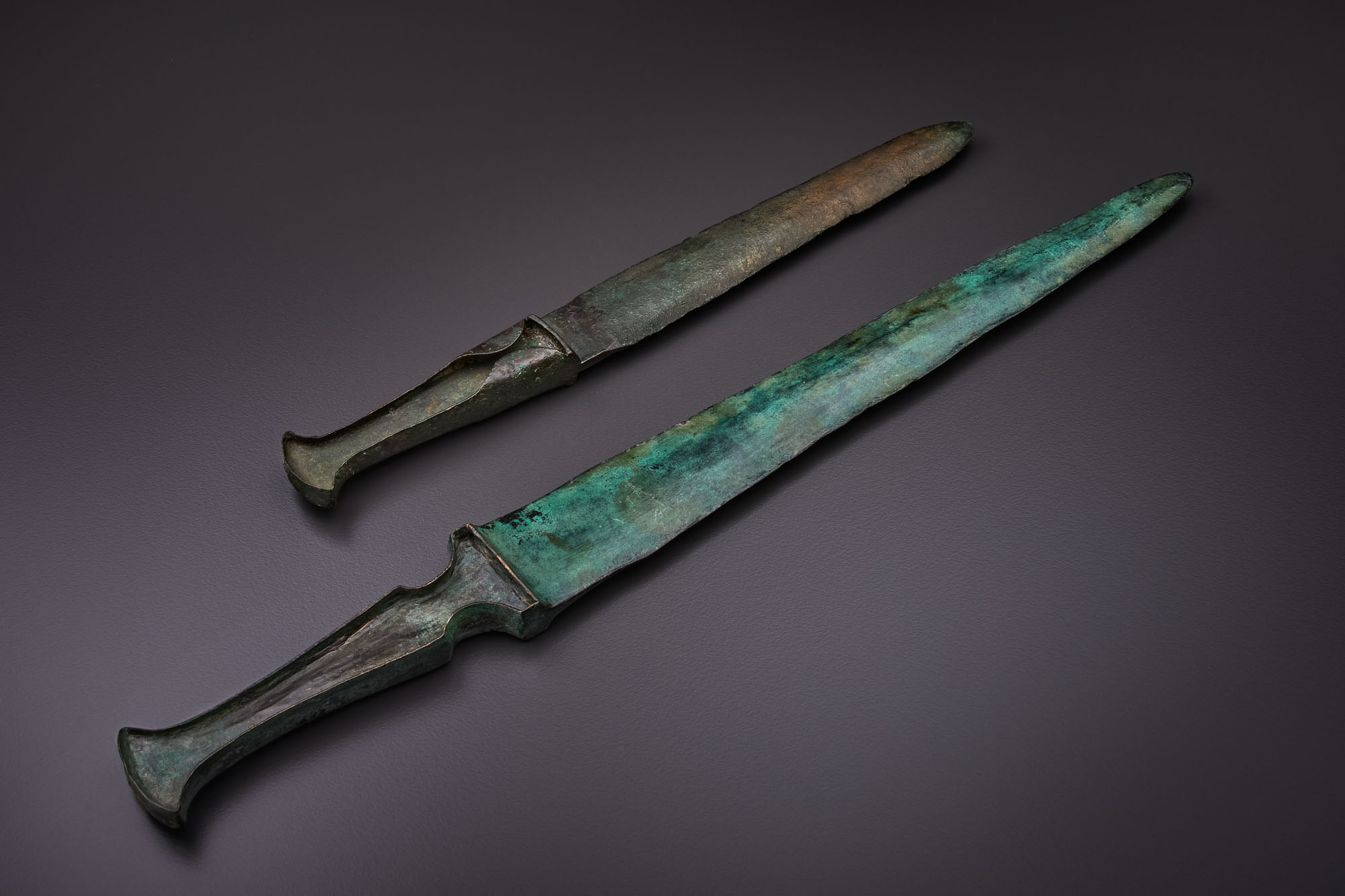 34_archaic-period_bronze-pair-of-swords_group_281-282_542_oct-09-2022_y2160